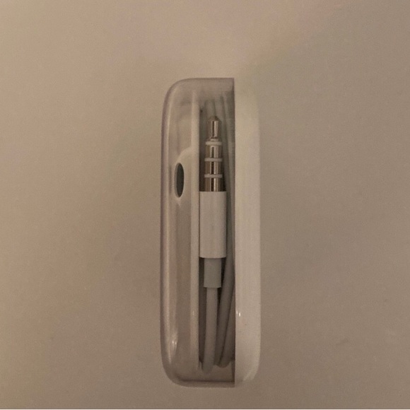 Apple Wired Ear-buds w/case - Picture 3 of 4